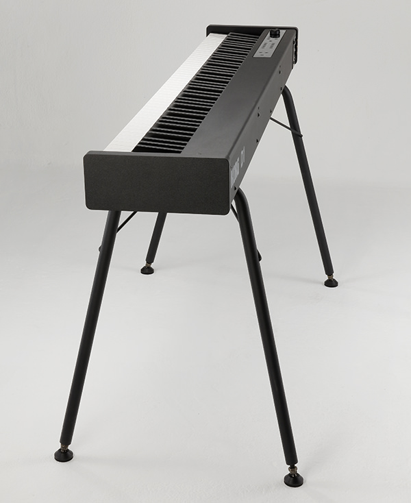 KORG D1-BK elegante e distintivo in questa foto con lo stand opzionale ST-SV1